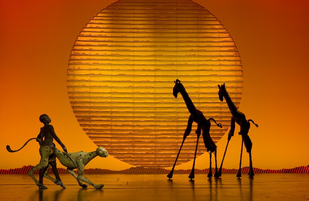 Escena de El Rey León, el musical de Broadway